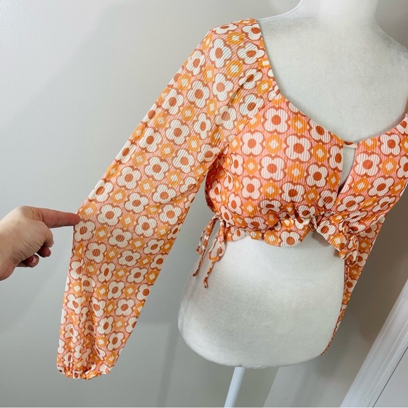 Madden NYC 70s Orange Floral Cropped Keyhole Top with Long Sleeves - LARGE - Picture 5 of 13